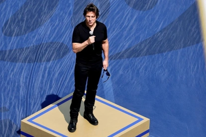 El actor estadounidense Tom Cruise se dirige al público durante la ceremonia de clausura de la final de la Copa Mundial de la FIFA 2026