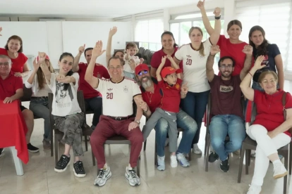 Hinchas españoles apoyaron a su selección a la distancia.