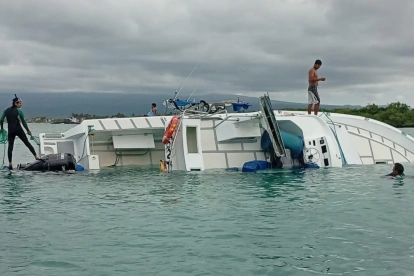 Las Fuerzas Armadas brindaron atención inmediata a una embarcación que encalló en el sector Las Tintoreras, en Galápagos.