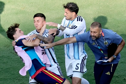 Leandro Paredes fue a golpear a Gavi tras la final del Mundial 2026.