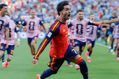 Ferran Torres celebra su gol mientras la afición española estalla de júbilo.