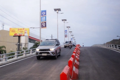 Conductores ya utilizan el primer cuerpo del viaducto de la avenida del Bombero, una obra que busca reducir las esperas en este punto de Los Ceibos.