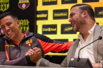 César Farías junto a miembros de la directiva de Barcelona Sporting Club durante una actividad institucional.