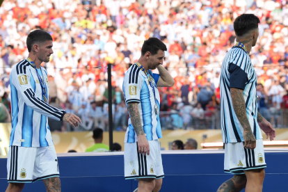 Lionel Messi (c) de Argentina durante la premiación del segundo lugar del Mundial de la FIFA 2026, junto a otros de sus compañeros.