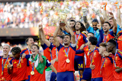 El capitán de la selección española Rodri levantó la copa ante el grito y algarabía de sus compañeros.