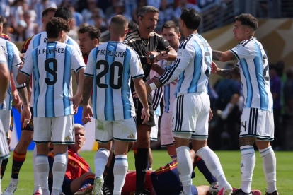 Leandro Paredes (i-atrás) de Argentina empuja a Gavi (i-abajo) de España este domingo.