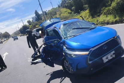 Un accidente de tránsito en la avenida Simón Bolívar, una de las principales arterias de Quito, dejó seis personas heridas.