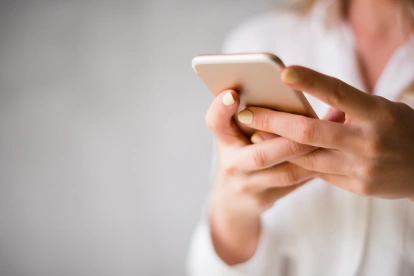 Smartphone en uso, reflejo de la conectividad que Apple busca reforzar con el iPhone 18 Pro Max.