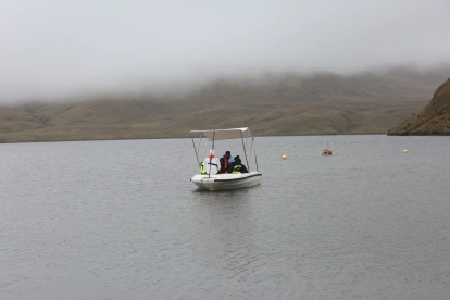El embalse se encuentra dentro del Parque Nacional Cayambe Coca, una zona protegida destinada a la conservación de los ecosistemas de páramo.