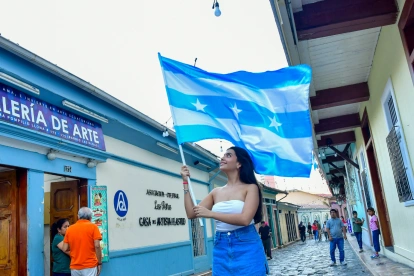 Banderas y calles coloniales en Las Peñas acompañan la agenda cultural y artística de las Fiestas Julianas en Guayaquil.