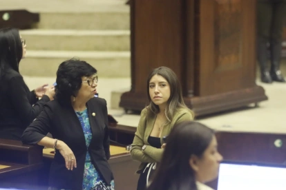 Liliana Durán (izquierda) es asambleísta por la Revolución Ciudadana y parte de la Comisión de Régimen Económico.