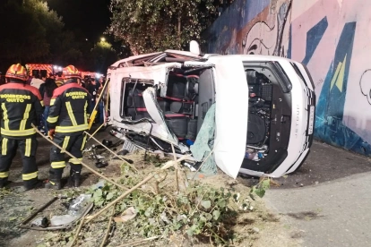 Un vehículo con 11 ocupantes cayó hacia la avenida Mariscal Sucre, en el sector de El Condado.