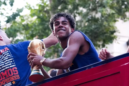 Lamine Yamal exhíbe el trofeo Mundial durante los festejos de la selección española en Madrid.