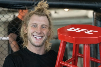 Paddy Pimblett posa junto al asiento que adquirió tras la derrota de Ilia Topuria, combate en el que el hispano-georgiano perdió su invicto como profesional.