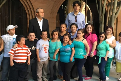 Jaime Guevara-Aguirre (atrás, a la izquierda) junto a varios participantes del estudio Laron en la Escuela de Gerontología Leonard Davis de la USC en Los Ángeles