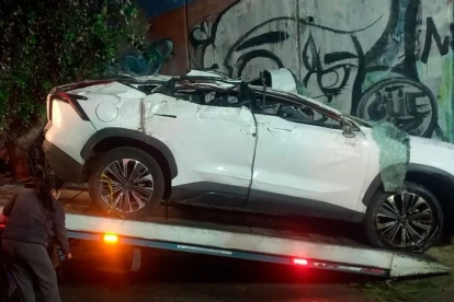 El vehículo cayó aproximadamente 10 metros desde una vía superior hacia la avenida Mariscal Sucre, en el sector de El Condado.