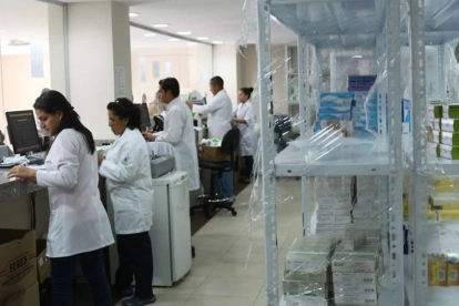 La realidad en los hospitales públicos y del Seguro Social es devastadora. No hay fármacos, escasean los insumos médicos, las camas y equipos permanecen dañados y el personal sanitario trabaja con las manos atadas.
