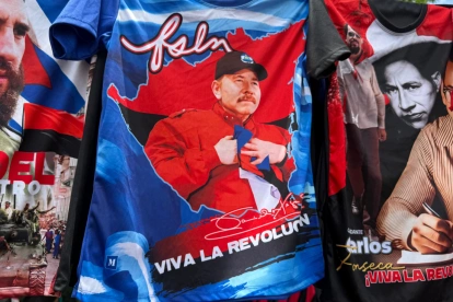 Camisetas con la imagen de Daniel Ortega se vendieron en las calles de Managua, en julio del 2026, durante la celebración de los 47 años de la revolución sandinista.