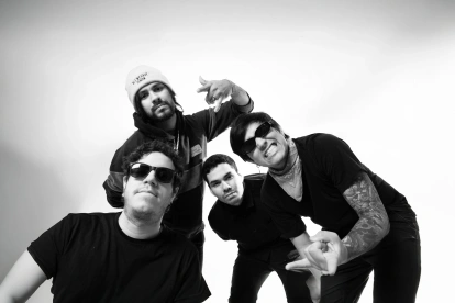 Habitantes de Papel está formado por el guitarrista Jorge Oviedo, el bajista Adrián Contreras, el baterista Cristopher López y el cantante y guitarrista Christian Contreras.