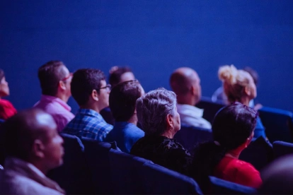 El artículo plantea recuperar los cine fórum y mejorar las condiciones de las salas para incentivar el regreso del público al cine.