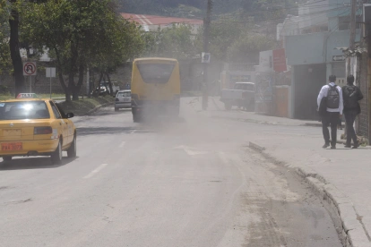 La temporada seca deja calles con mayor presencia de polvo en varios sectores de Quito.