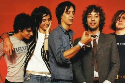 The Strokes, liderada por Julian Casablancas, es reconocida por éxitos como 'Last Nite' y 'Reptilia'.
