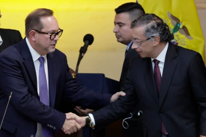 El presidente del Congreso, Lidio García (i), saluda al presidente saliente de Colombia, Gustavo Petro, durante la instalación del nuevo Congreso este lunes, en Bogotá (Colombia).