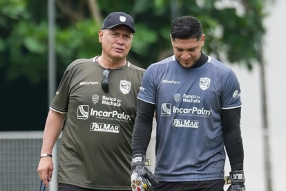 Hernán Torres y el guardameta de Orense SC en una sesión de entrenamiento.
