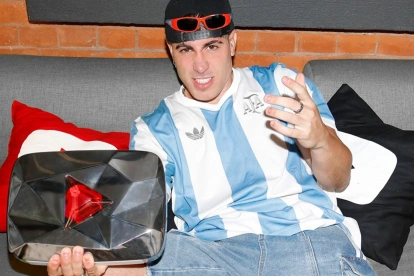 Alejo Igoa se convierte en el primer creador latino en obtener el Botón Diamante Rojo de YouTube