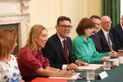 El primer ministro británico, Andy Burnham (C), con ministros durante su primera reunión de gabinete como primer ministro en Londres,  el 21 de julio de 2026.
