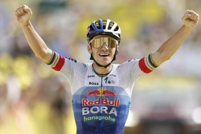 El belga Remco Evenepoel (Red Bull - Bora - Hansgrohe) celebra su victoria mientras cruza la línea de meta en la etapa 15.