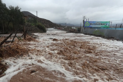 Fotografía que muestra una calle afectada por el desborde de la quebrada Los Loros este lunes, en Puente Zorrilla en La Serena (Chile).