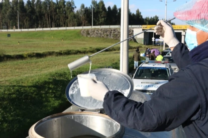 Técnicos de Agrocalidad inspeccionan litros de leche.
