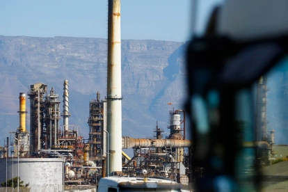 Imagen de archivo de la refinería de Chevron en Ciudad del Cabo, Sudáfrica, con la cordillera al fondo.
