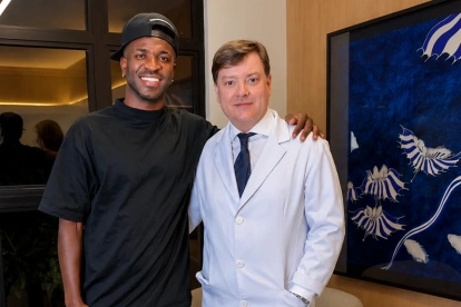 El dermatólogo Alessandro Alarcão posa junto a Vinícius Jr. tras el procedimiento de armonización facial realizado en Brasil.