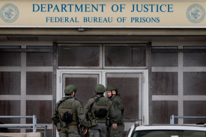 Policía custodiando a las afueras del Centro Metropolitano de Detención donde se encuentran recluidos el depuesto líder de Venezuela, Nicolás Maduro, y su esposa en Brooklyn, Nueva York (EE.UU.).