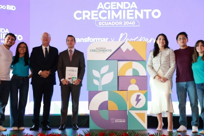 El presidente Daniel Noboa, la ministra de Economía y Finanzas, Sariha Moya, y el presidente del BID, Ilan Goldfajn, durante la presentación de la Agenda de Crecimiento Ecuador 2040 en el Palacio de Carondelet, el 21 de julio de 2026.