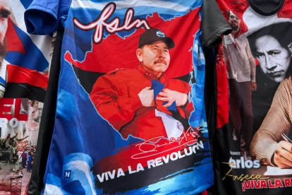 Fotografía que muestra una camiseta con la imagen estampada del presidente de Nicaragua, Daniel Ortega.