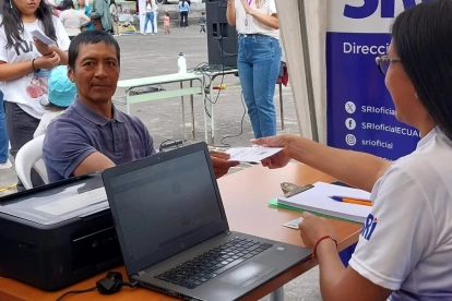 Una persona recibe asesoramiento de técnicos del SRI.