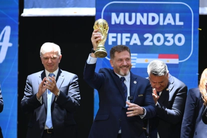 Alejandro Domínguez, presidente de Conmebol, impulsa la propuesta de 64 selecciones en el Mundial 2030.