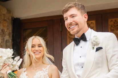MrBeast y Thea Booysen durante su ceremonia de matrimonio en una isla privada del Caribe.