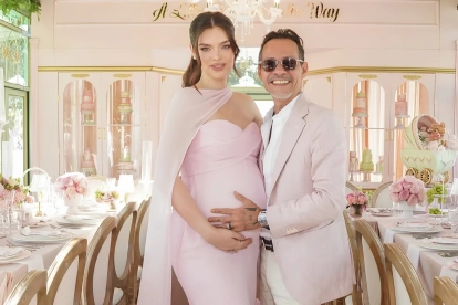 Marc Anthony y Nadia Ferreira en el baby shower celebrado antes del nacimiento de su hija Myla.