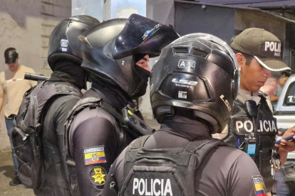 El personal policial acudió al mercado de La Libertad en donde un hombre fue asesinado la tarde de este martes