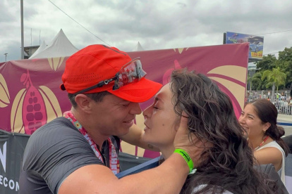 David Ruals encontró inspiración en su padre fallecido y en su esposa, que lo esperaba tras cruzar la meta