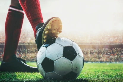 El fútbol trasciende la cancha y activa múltiples industrias alrededor del mundo.