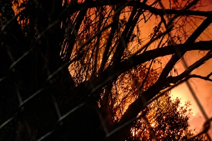 Incendio consume la zona de búsqueda de Lizeth Bunshi en el río Machángara, en Quito