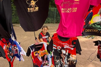 Puesto callejero exhibe camisetas con mensajes políticos en Managua, mientras el oficialismo impulsa reformas que limitan la participación de la oposición