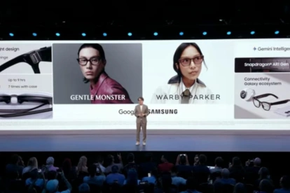 Presentación en escenario de las nuevas gafas inteligentes de Samsung, desarrolladas junto a Google, como parte del ecosistema Galaxy.