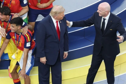 El presidente de la FIFA, Gianni Infantino (derecha), y el presidente de Estados Unidos, Donald Trump (centro), permanecen en el podio mientras los jugadores españoles celebran con el trofeo de la Copa Mundial tras la final del Mundial de la FIFA 2026 entre España y Argentina, en Nueva Jersey, Estados Unidos, el 19 de julio de 2026. (España)