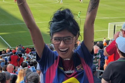 Mia Khalifa celebra en el estadio durante la final en la que España se consagró campeona.